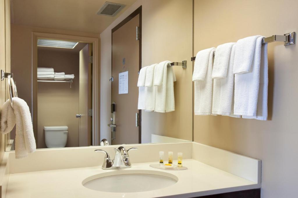Border Inn & Suites Лойдминстер Екстериор снимка