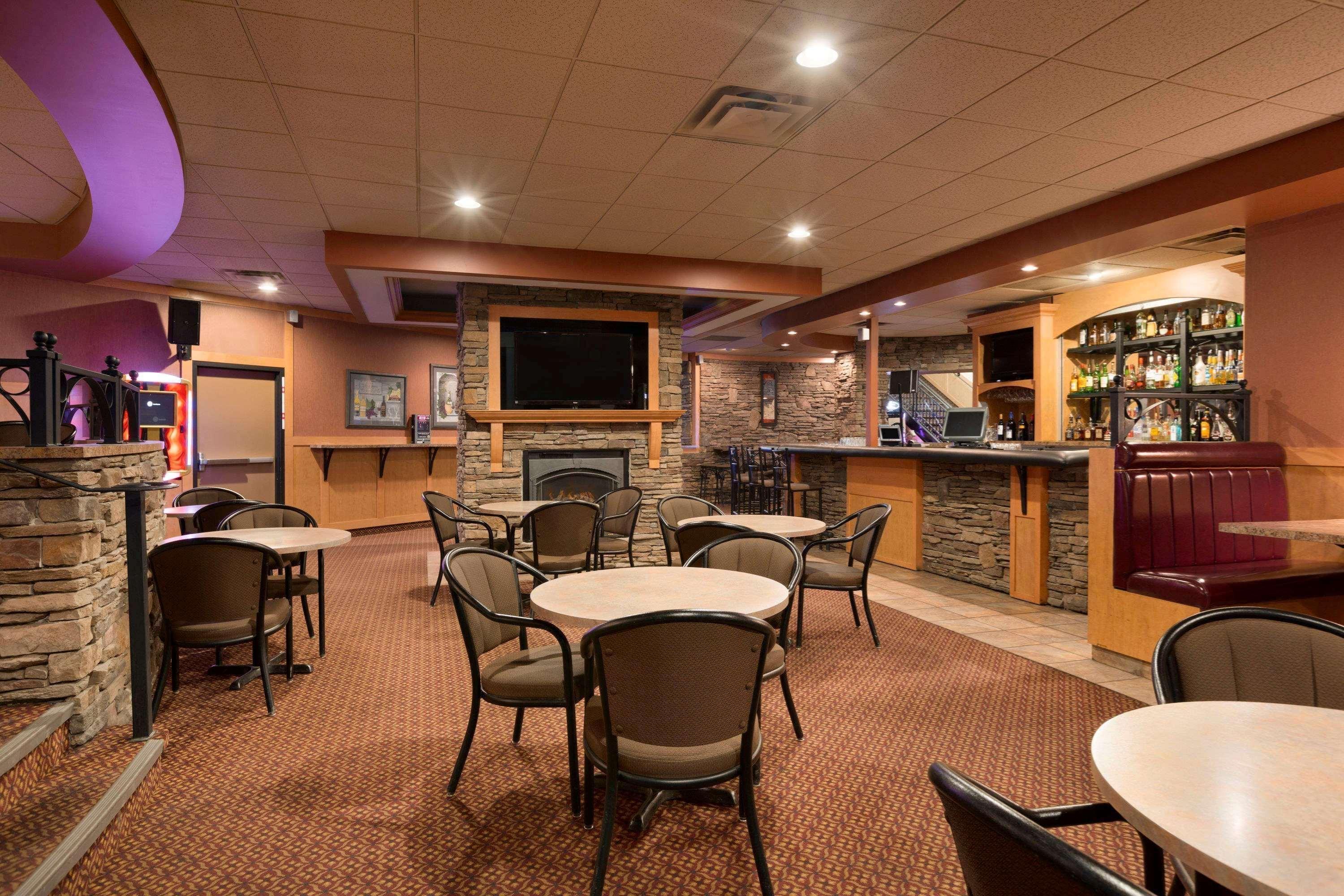 Border Inn & Suites Лойдминстер Екстериор снимка