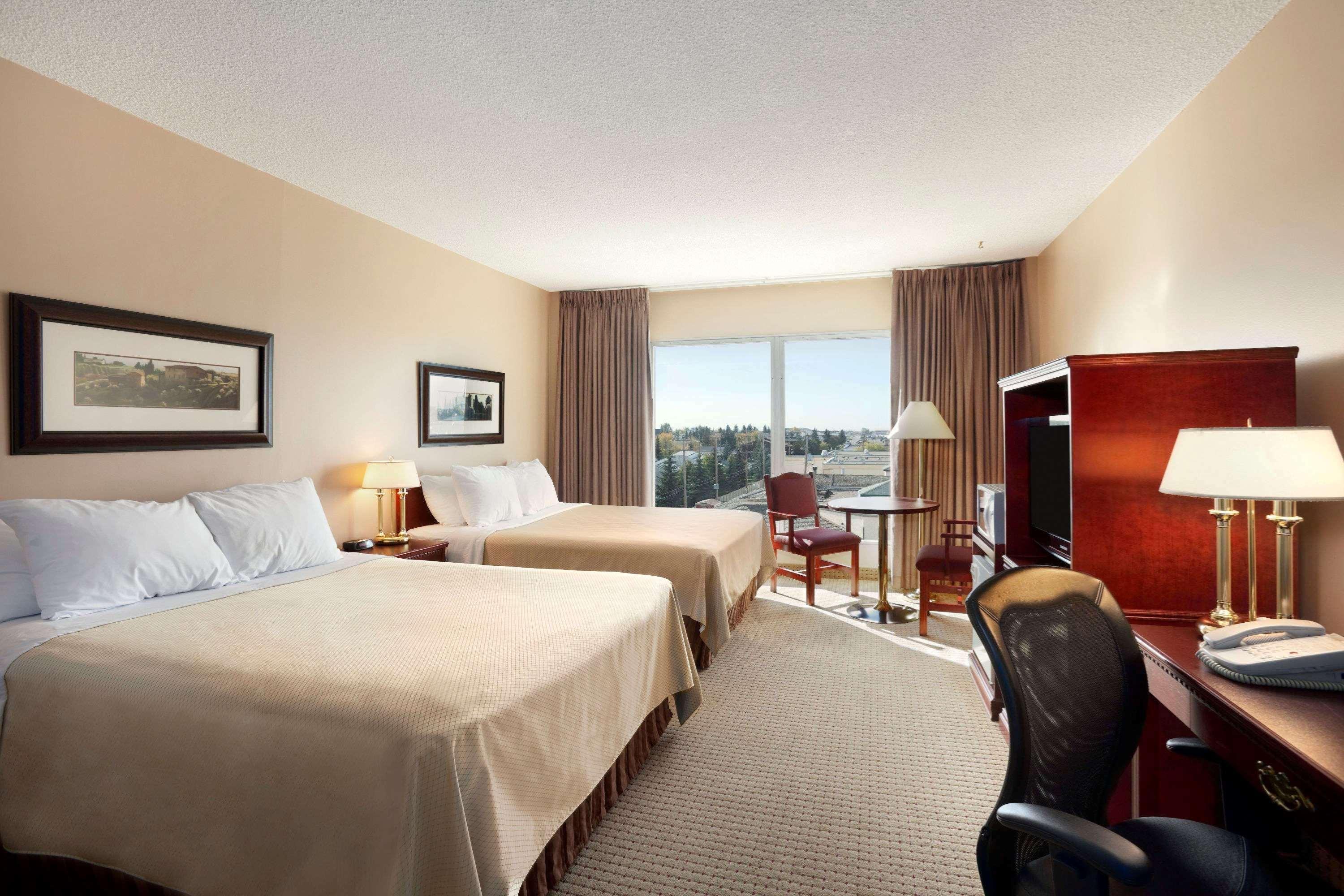 Border Inn & Suites Лойдминстер Екстериор снимка