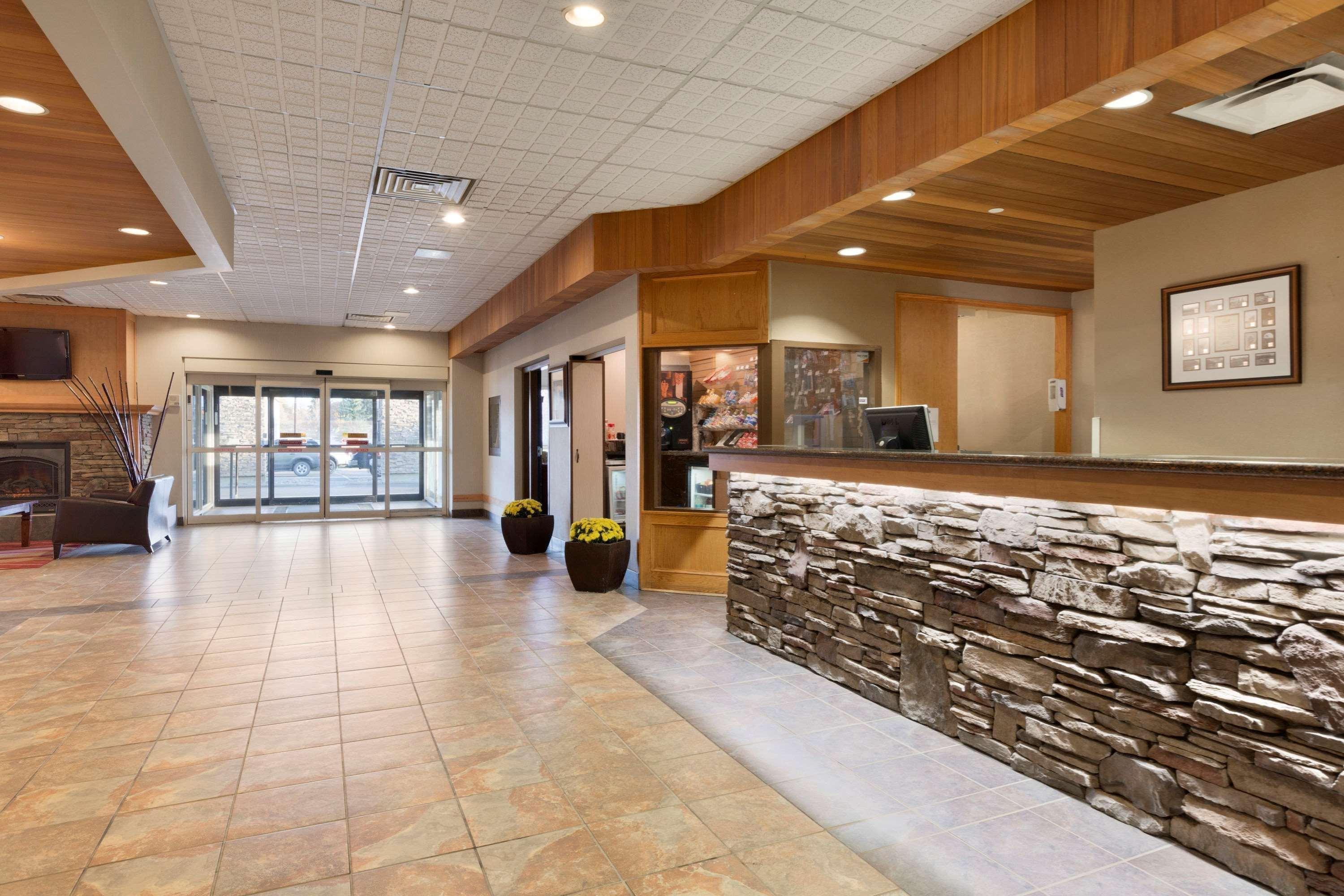 Border Inn & Suites Лойдминстер Екстериор снимка