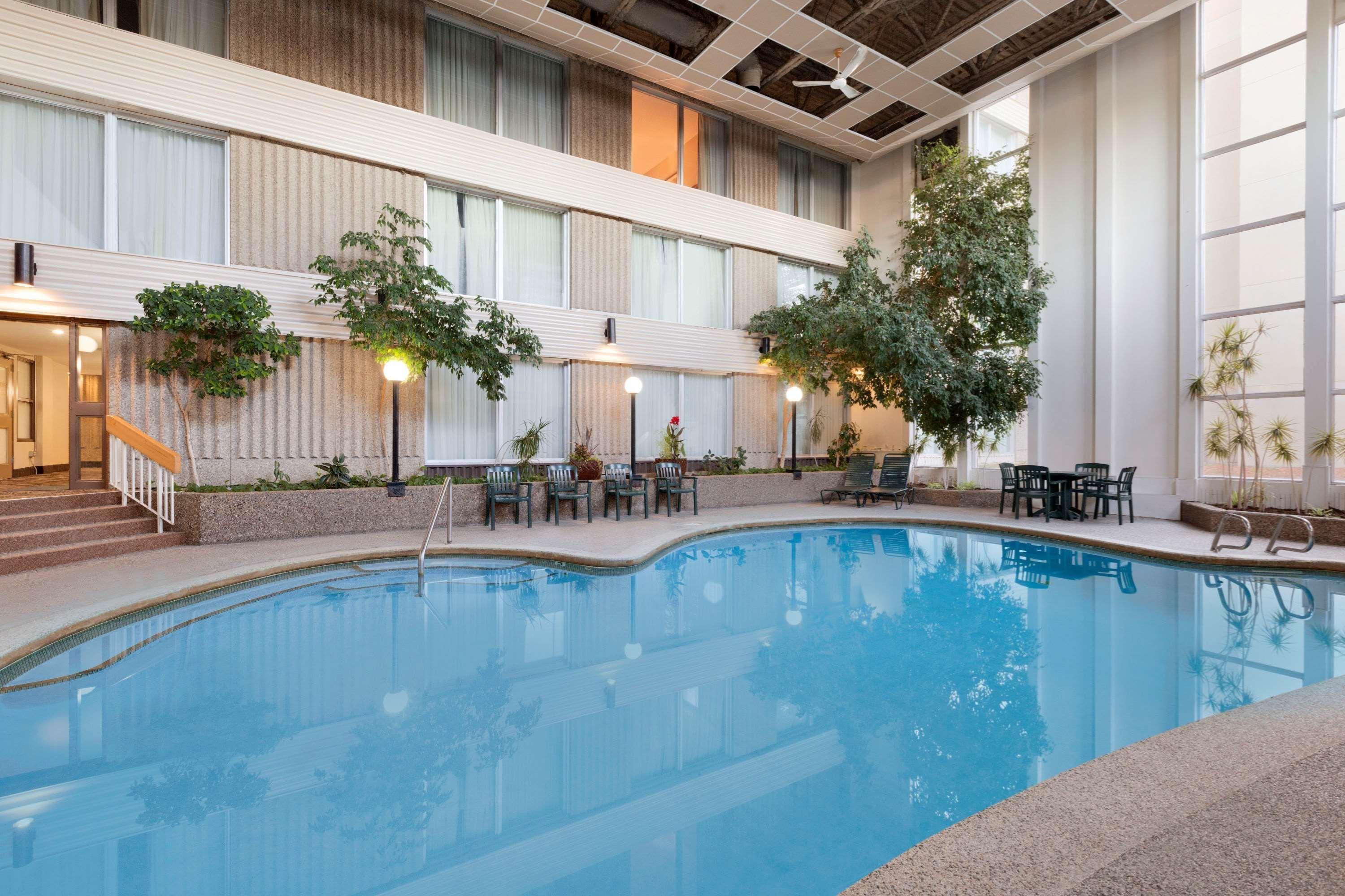 Border Inn & Suites Лойдминстер Екстериор снимка