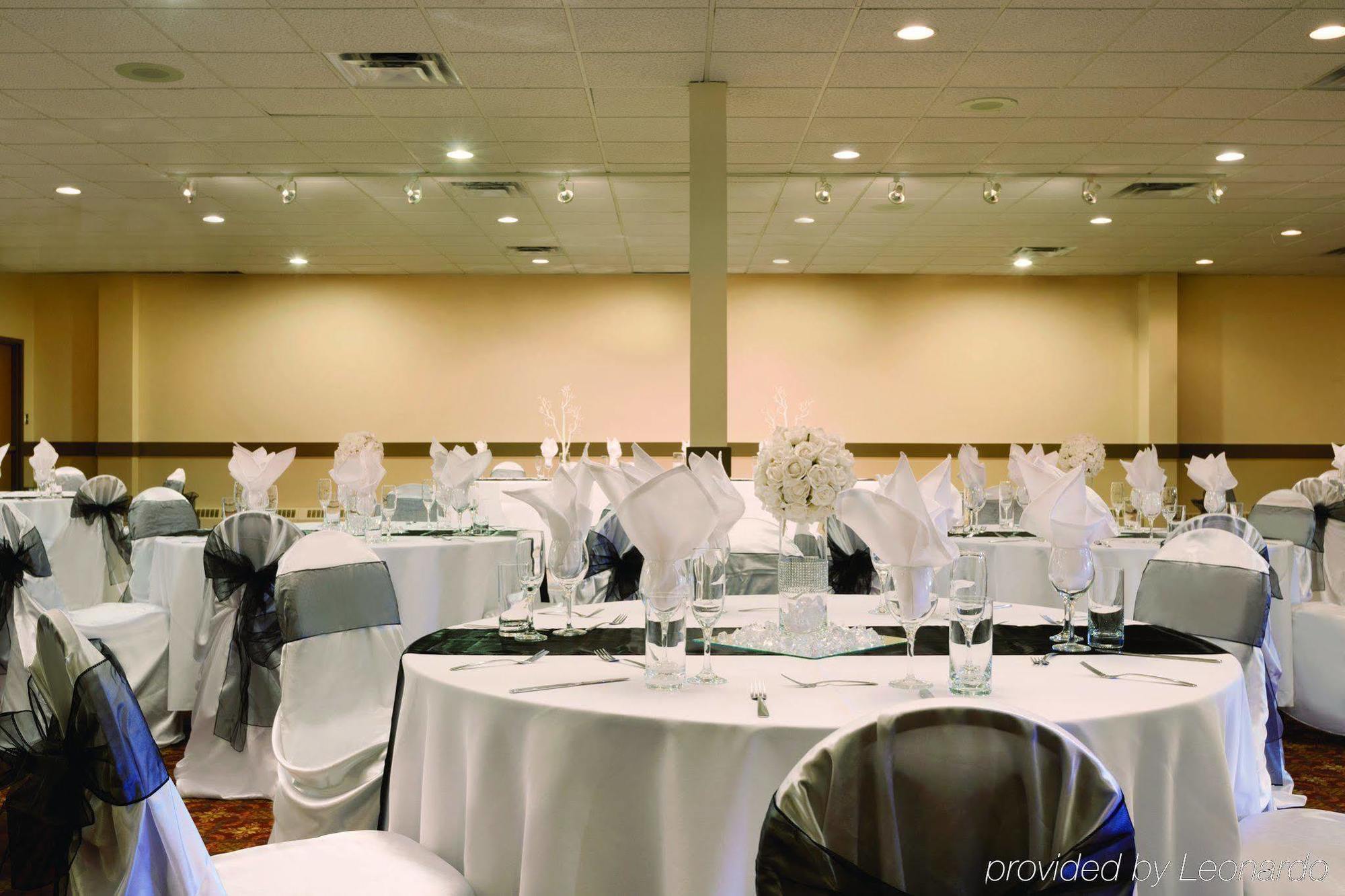 Border Inn & Suites Лойдминстер Екстериор снимка