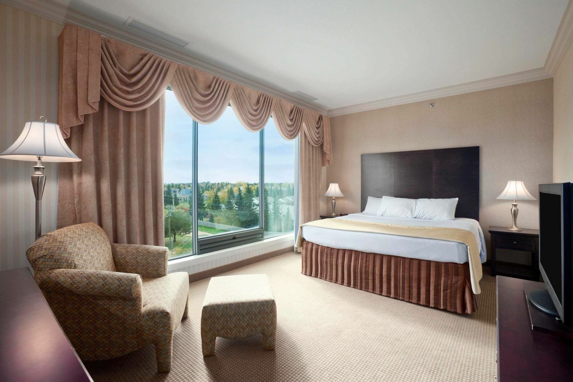 Border Inn & Suites Лойдминстер Екстериор снимка